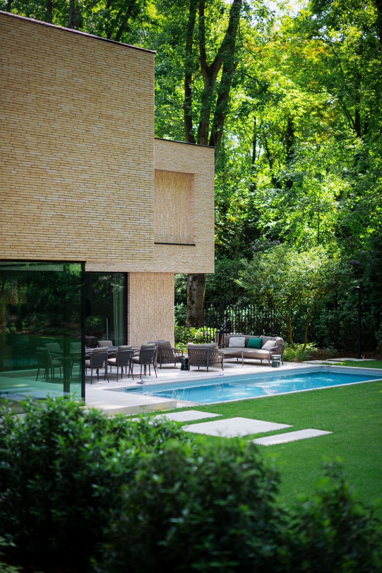 Een villa met zwembad en beukenbos, aangelegd door Vitalis