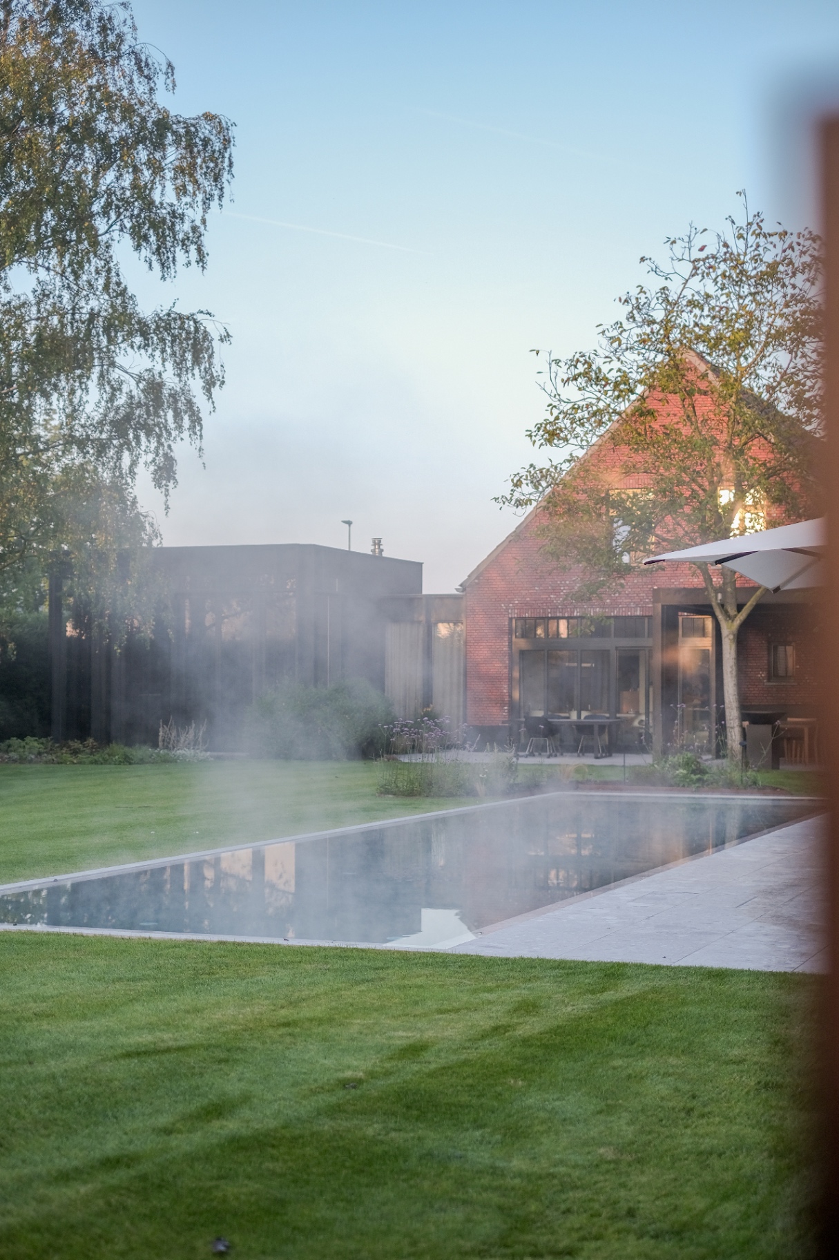 Zwembadtuin bij ochtendlicht